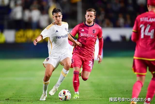 梅西社交媒体晒图 球场边悠闲喝茶发型梦回2018